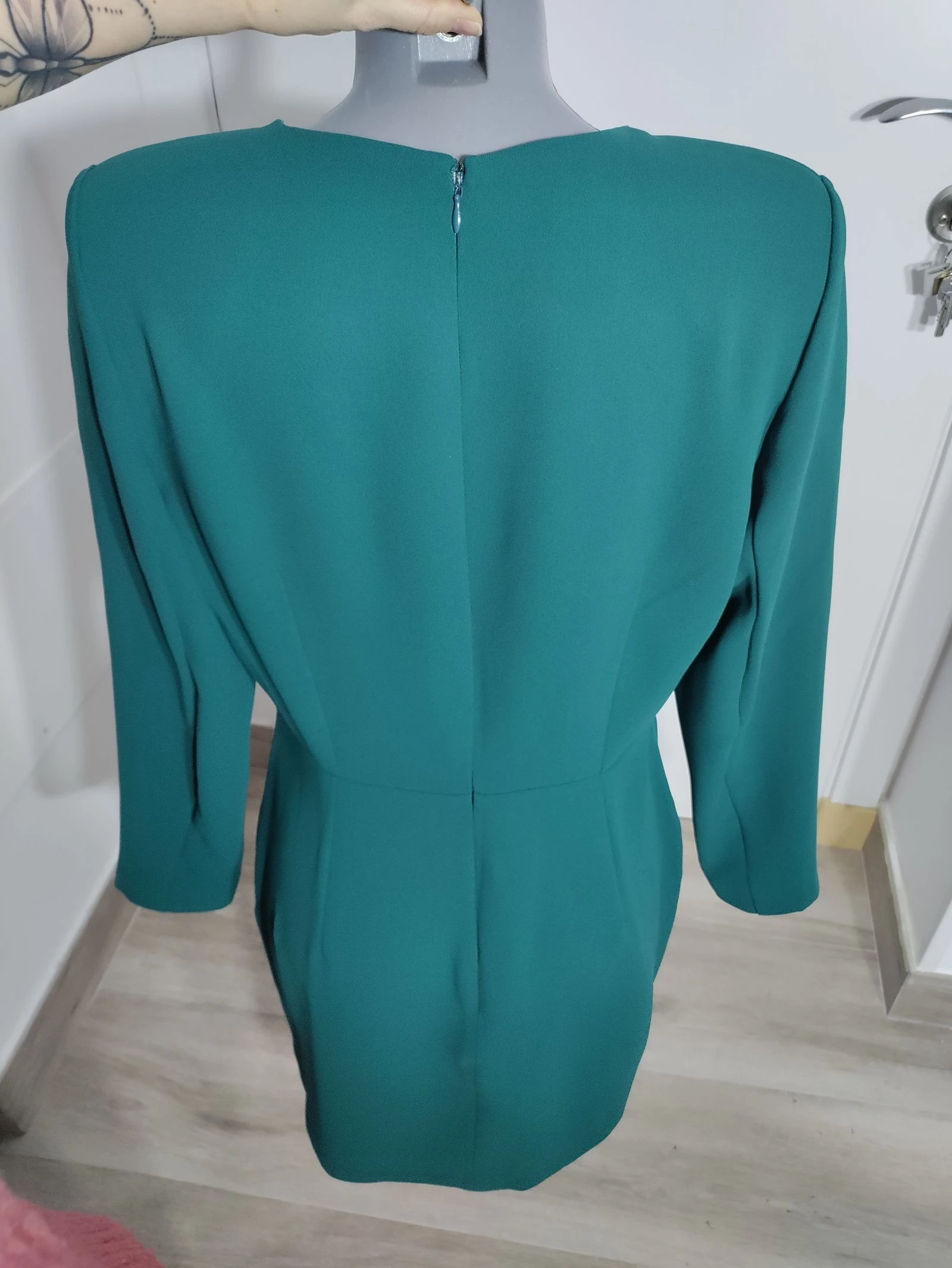 Vestido verde estructurado Mango Suit con hombreras y abertura frontal – Talla L – photo 8